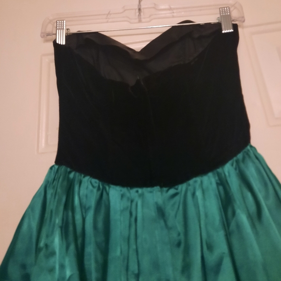 1980's strapless Gunne Sax gown w/ satin bow - Picture 13 of 14